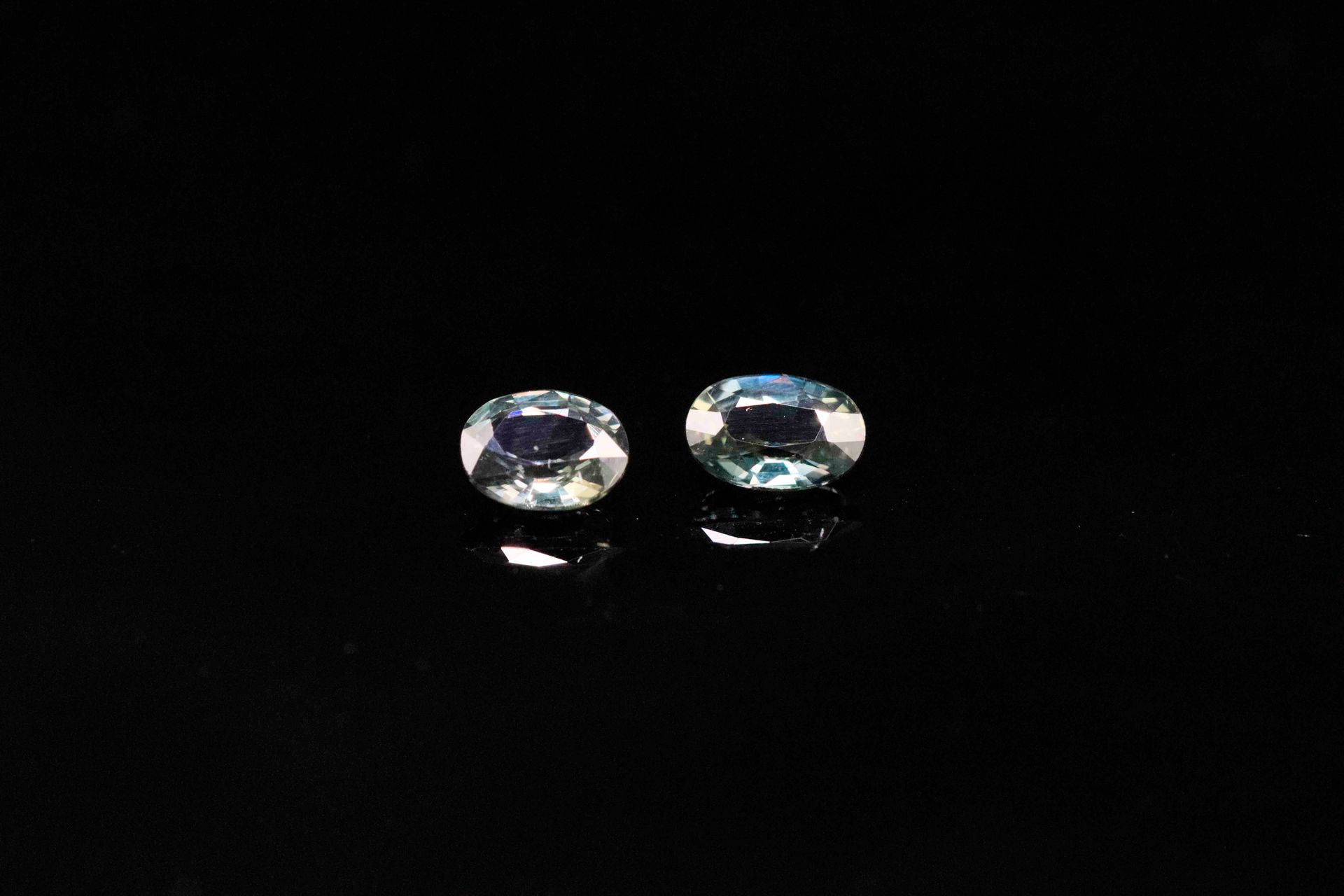 Null Matching oval color change sapphires on paper.
VS-VVS.

Weight : 1.26 ct