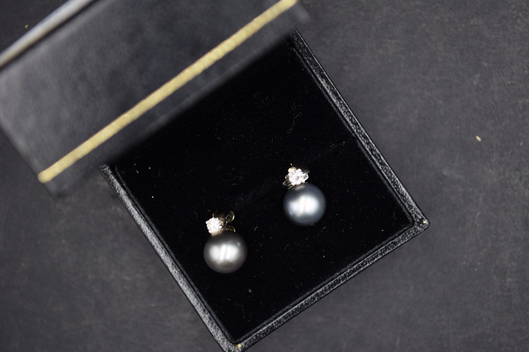 Null Paire de clous d'oreilles en or gris 18K (750), ch un orné d'une perle de c&hellip;