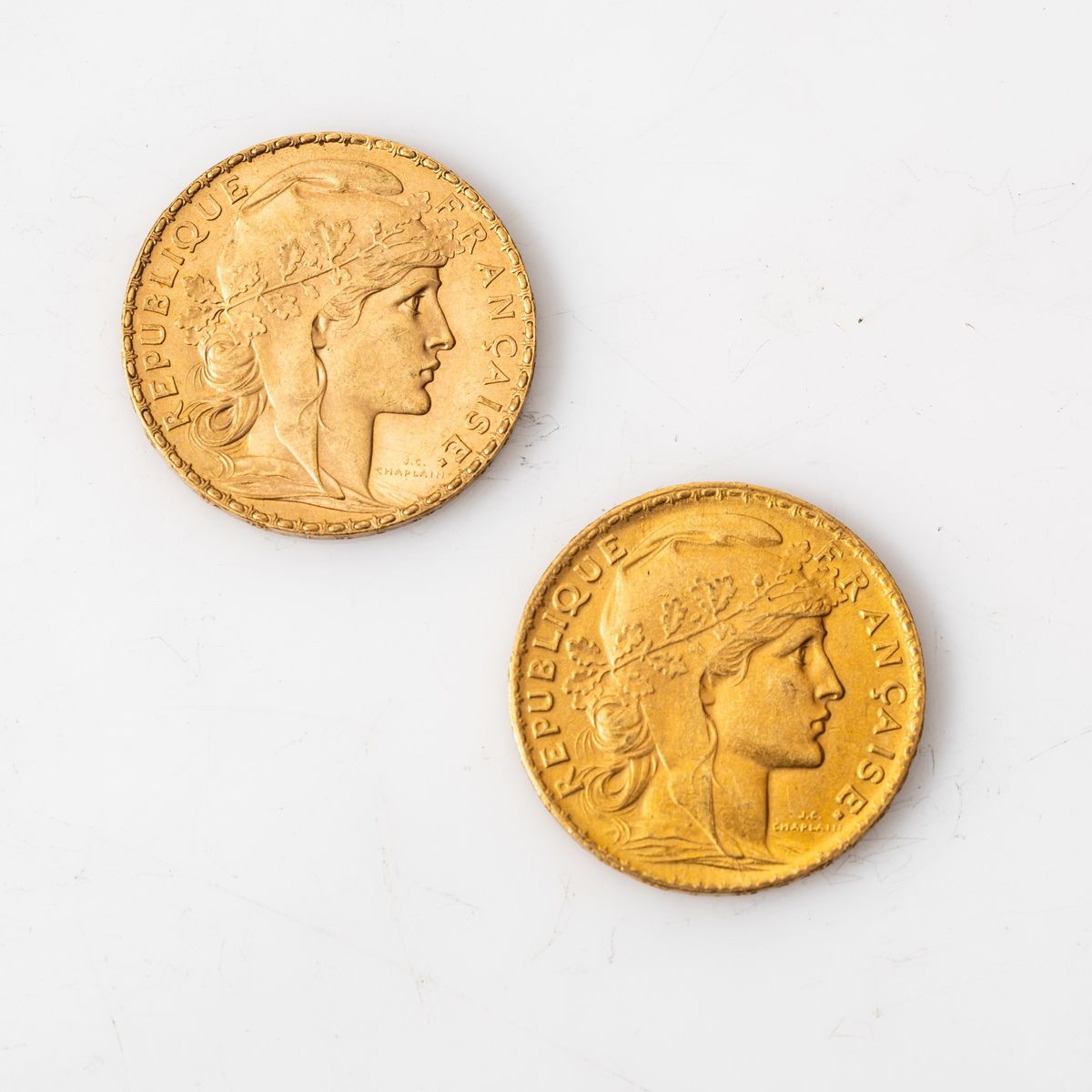 Null Deux pièces en or de 20 francs Coq (2 x 1906). 

Poids : 12,9 g.
