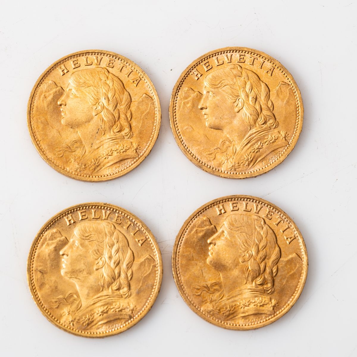 Null Quattro monete d'oro da 20 franchi Helvetia (4 x 1935).

Peso: 25,8 g.