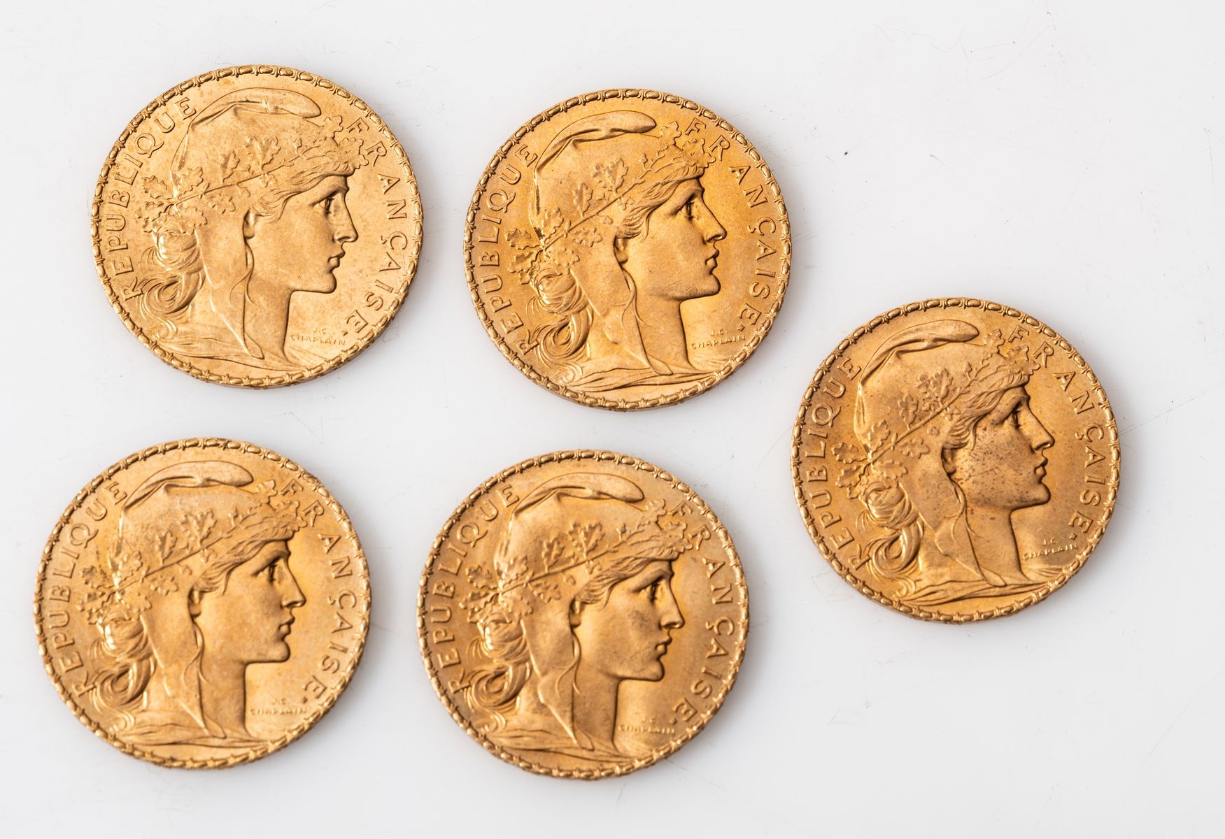 Null Fünf Goldmünzen zu 20 Francs Coq (5 x 1910). 

Gewicht: 32,25 g.
