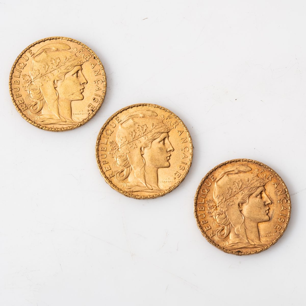 Null Trois pièces en or de 20 francs Coq (1 x 1903 ; 1 x 1907 ; 1 x 1908). 

Poi&hellip;