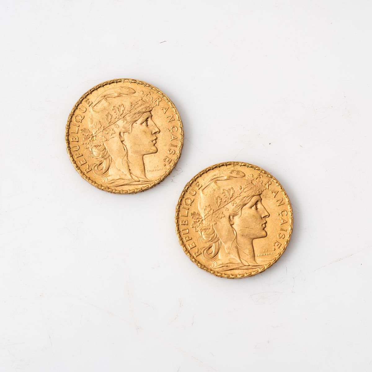 Null Deux pièces en or de 20 francs Coq (1 x 1911 ; 1 x 1912). 

Poids : 12,9 g.