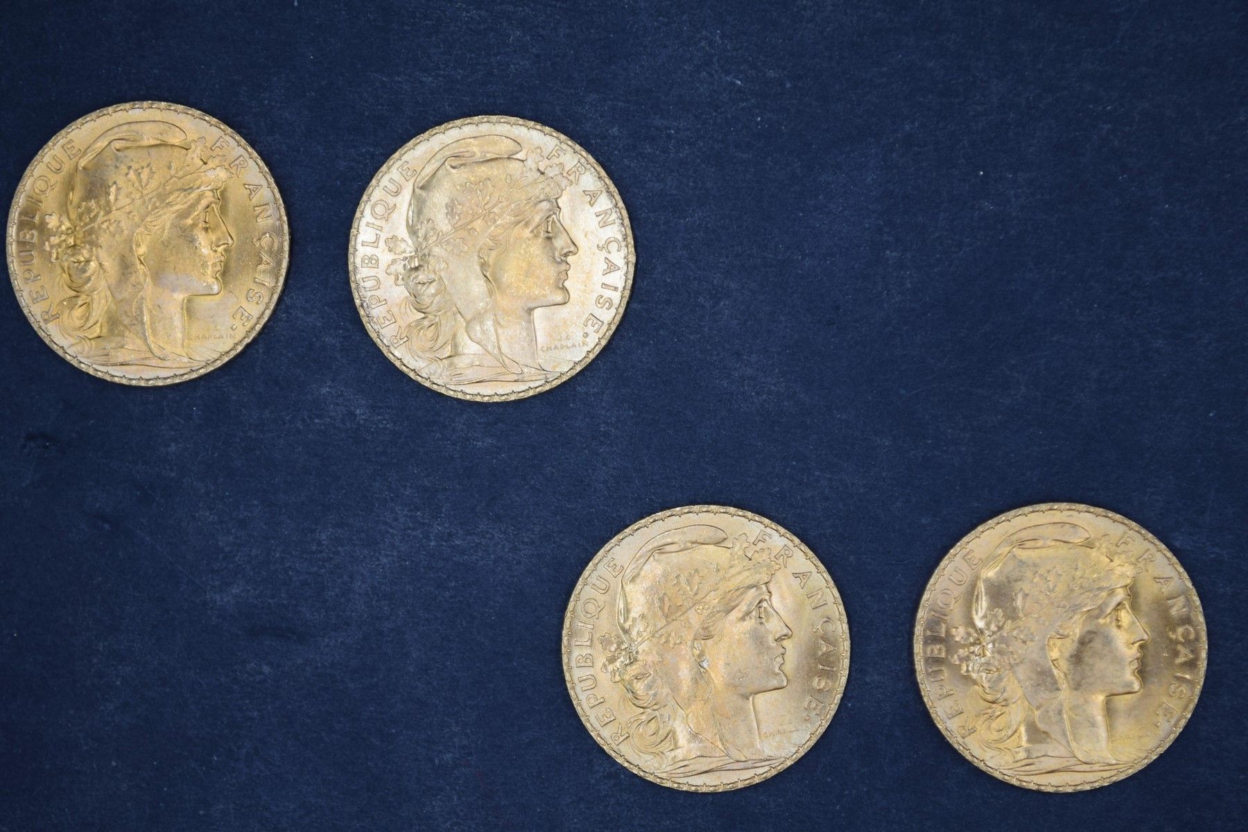 Null Quatre pièces en or de 20 francs Coq (4 x 1910). 

Poids : 25,8 g.