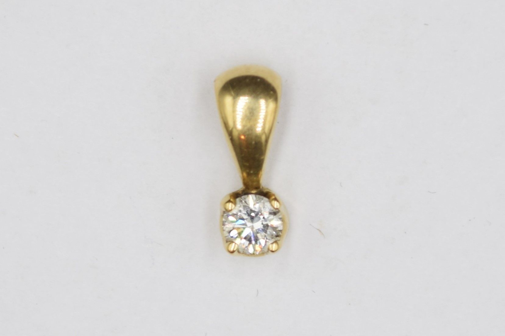 Null Petit pendentif en or jaune 18K (750) orné d'un diamant rond de taille mode&hellip;