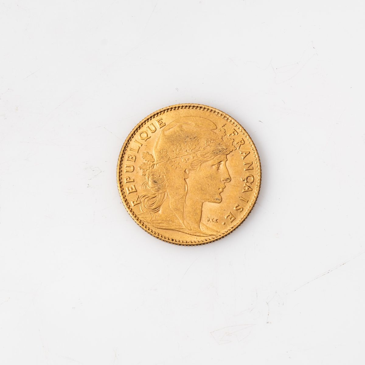 Null Une pièce en or de 10 Francs coq (1910). 

Poids : 2,22 g.
