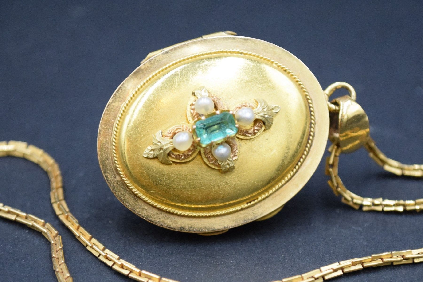 Null Pendentif porte-souvenir orné de perles, émeraude et une chaine en or jaune&hellip;
