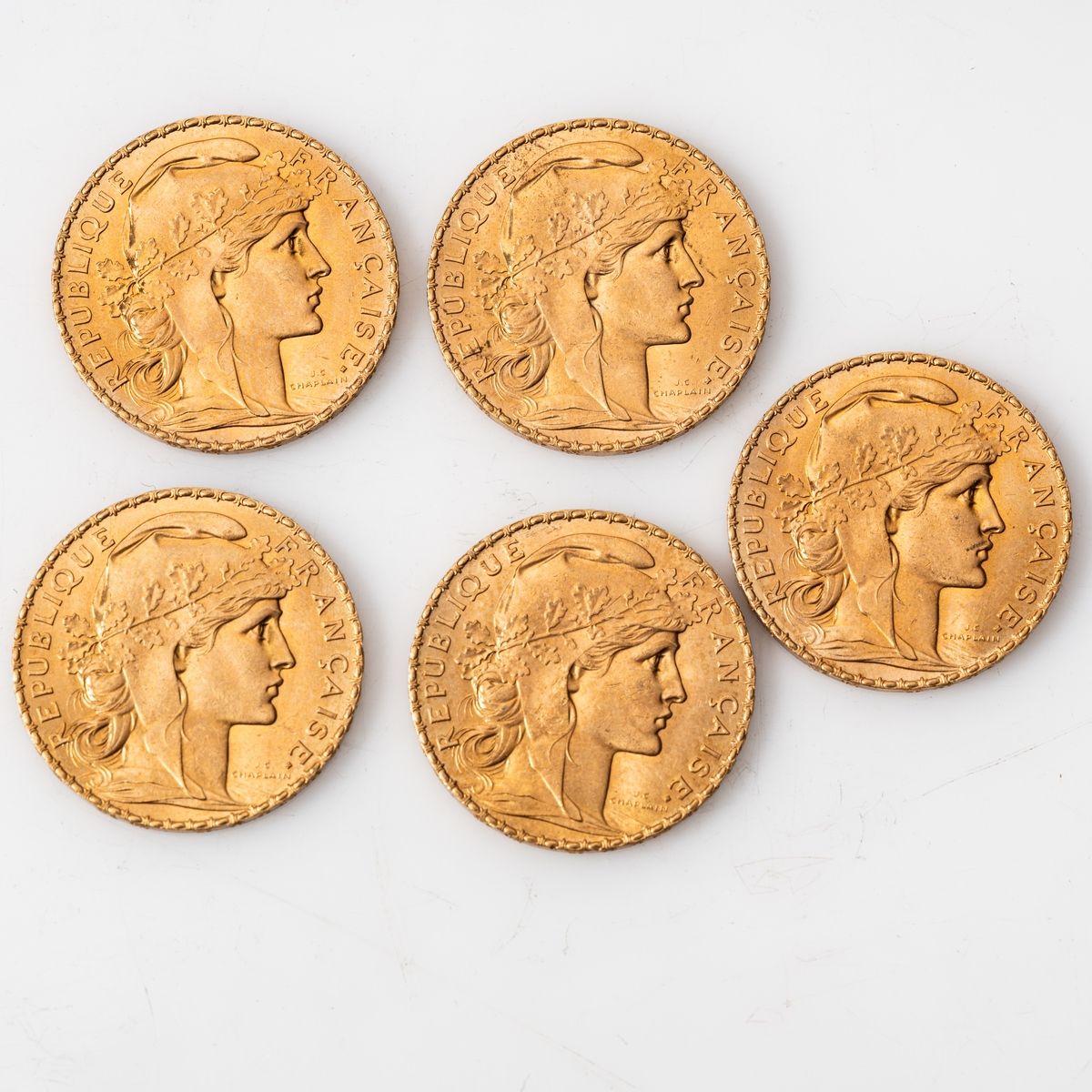 Null Cinq pièces en or de 20 francs Coq (5 x 1910). 

Poids : 32,25 g.