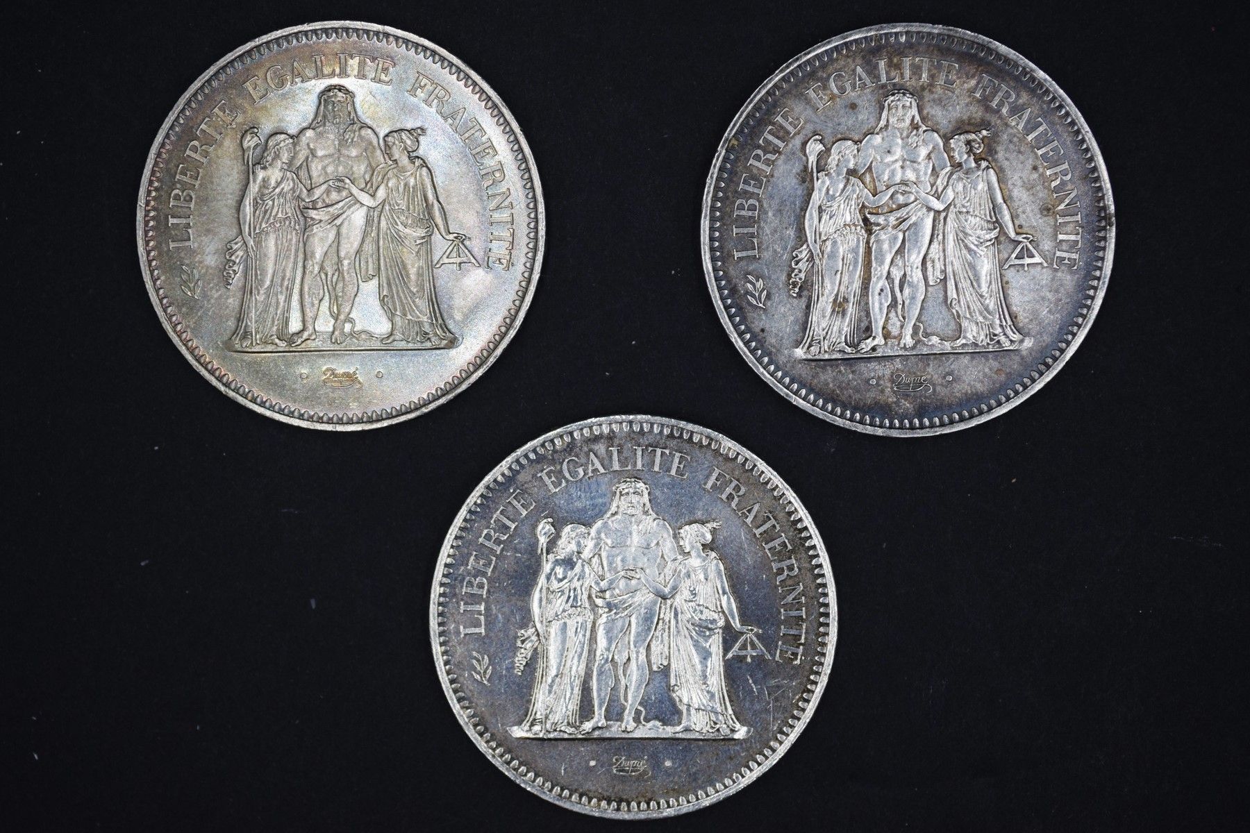 Null Trois pièces en argent de 50 francs, type Hercule.

Poids : 90 g