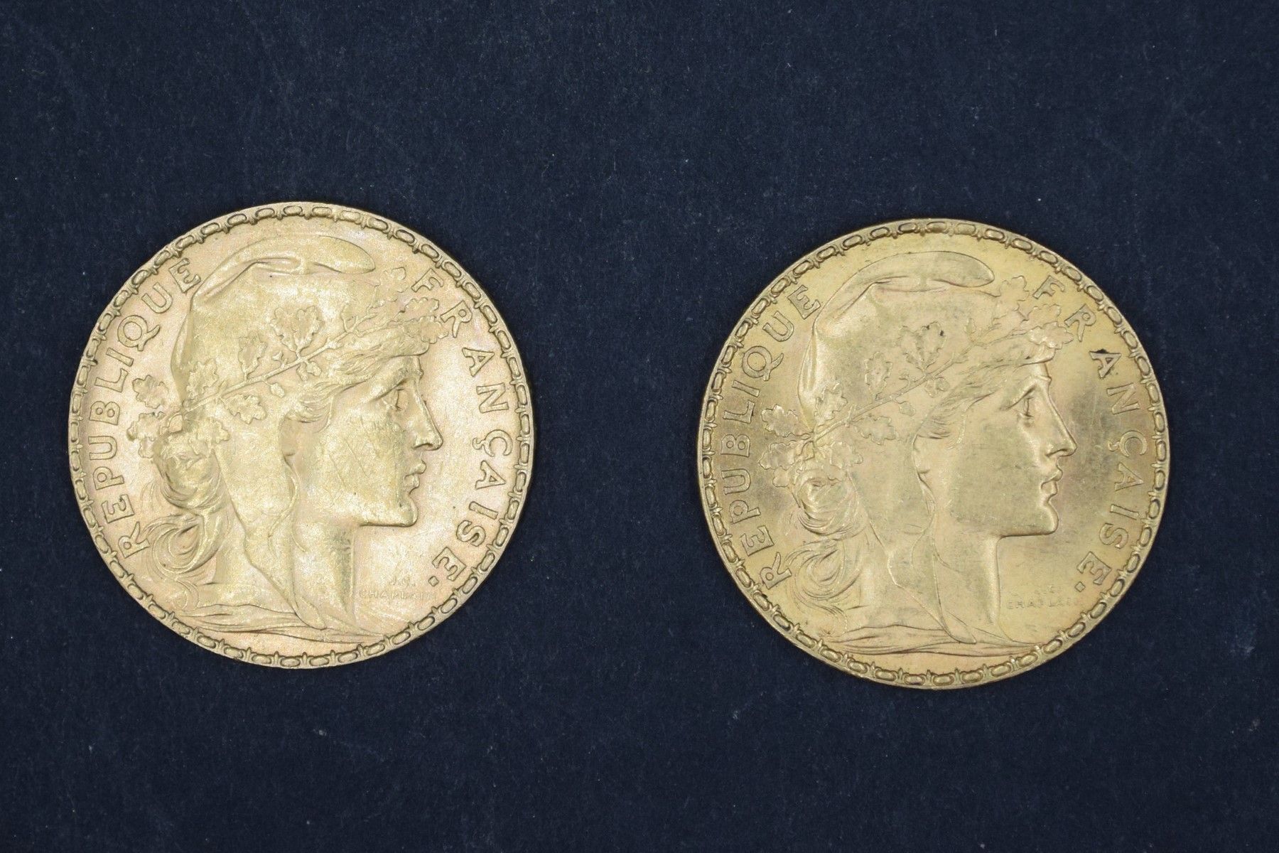 Null 2 pièces en or de 20 Fr au Coq (1906, 1907). 
Poids : 12,90 g.