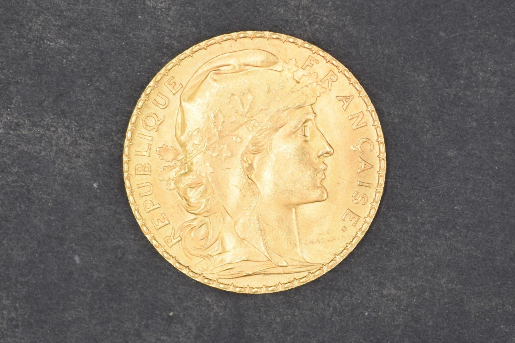 Null Une pièce en or de 20 francs type Coq - 1907.

Poids : 6.45 g