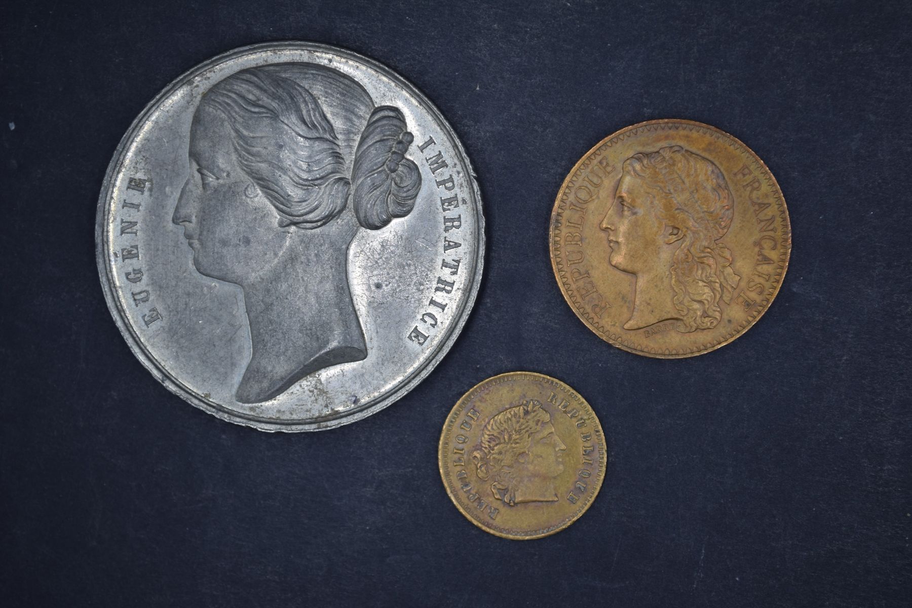 Null Réunion de trois médailles du XIXème siècle :
- Eugénie Impératrice, avers &hellip;