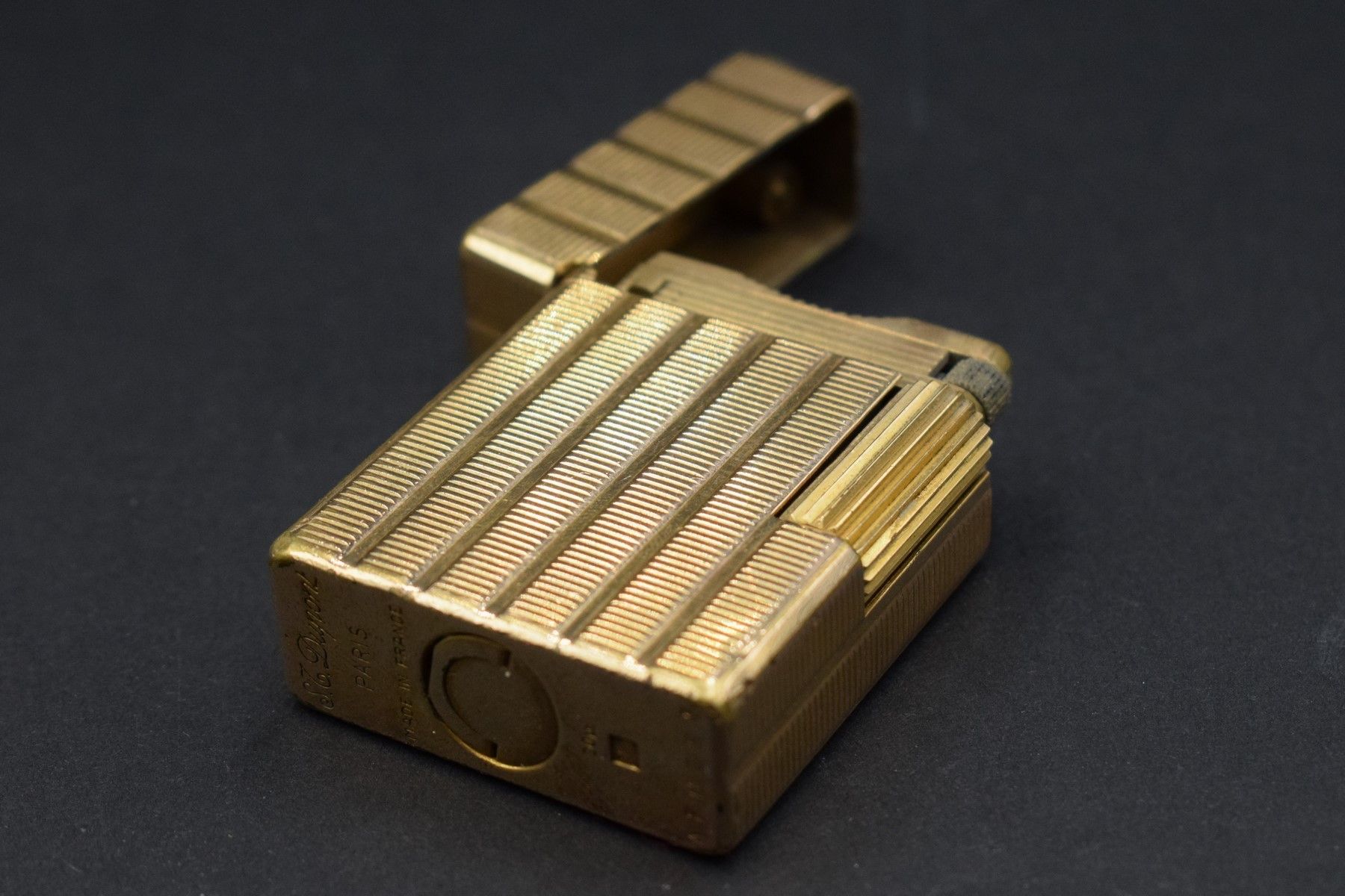 Null S.T.DUPONT 
Briquet en métal doré à décor cannelé.
Signé S.T.DUPONT et numé&hellip;