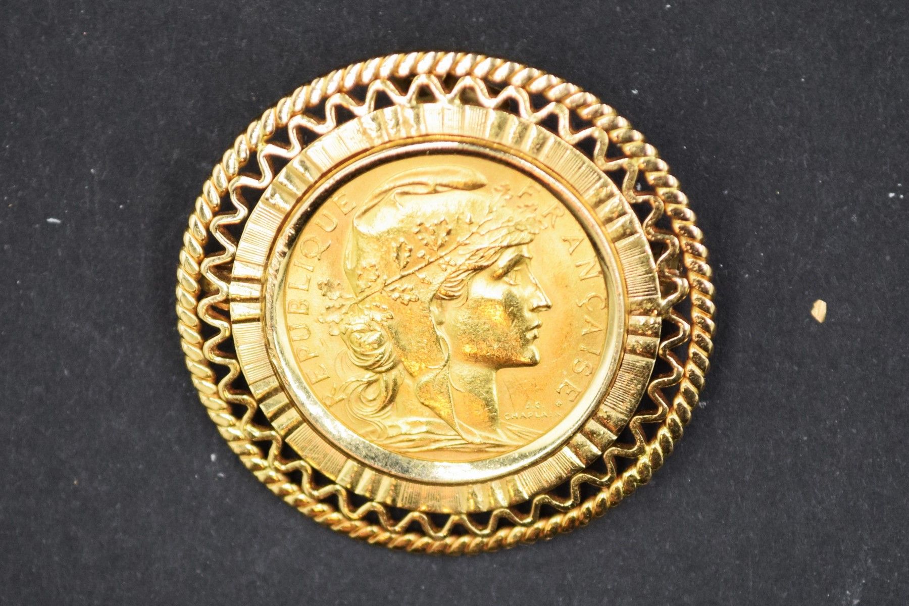 Null Moneta da 20 franchi del Coq (1907), montata in una spilla-pendente in oro &hellip;