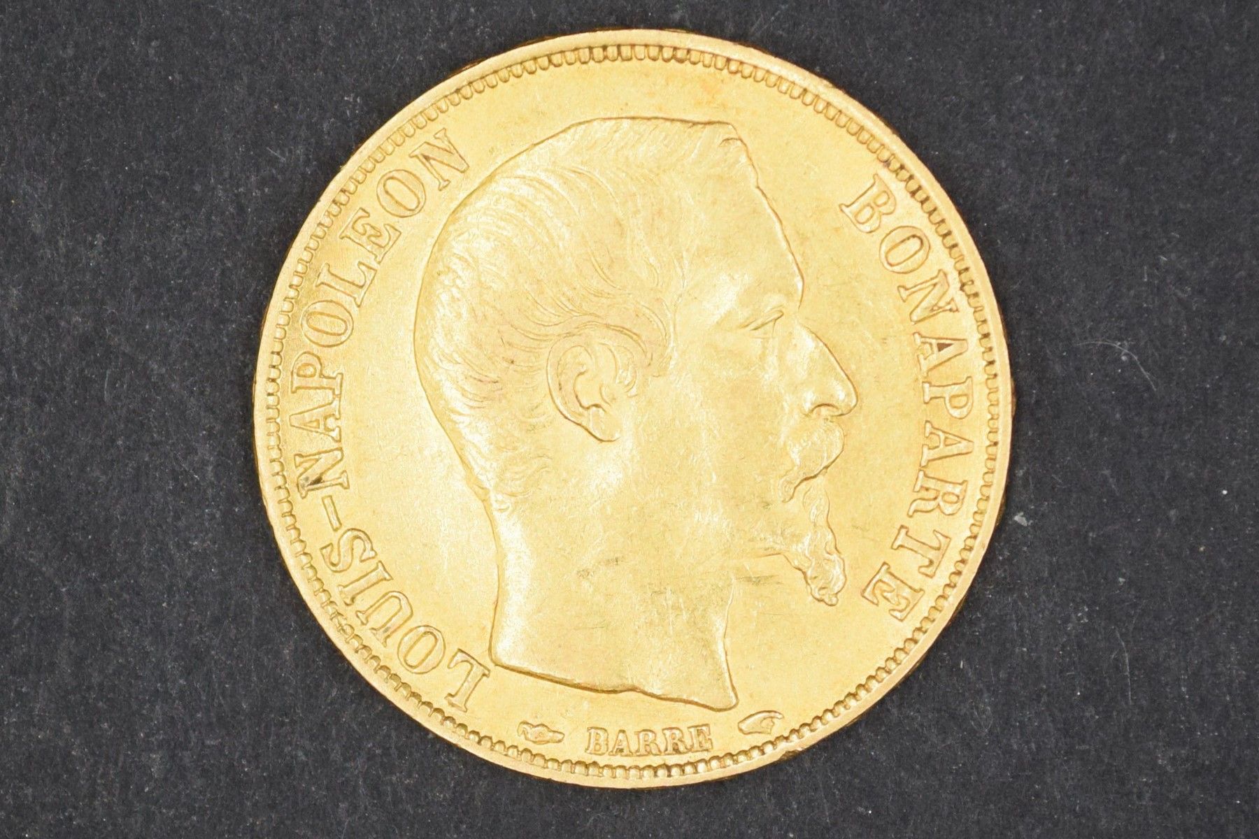 Null Pièce en or de 20 Francs Napoléon III tête nue (1852 A). 
Poids : 6,45 g.