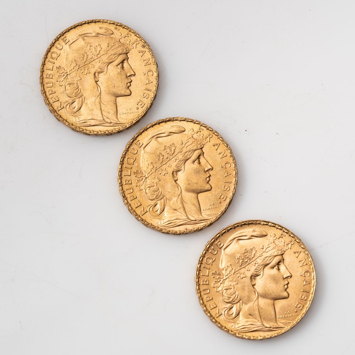 Null Trois pièces en or de 20 Francs coq (1908, 1910, 1913).

Poids : 19,35 g.