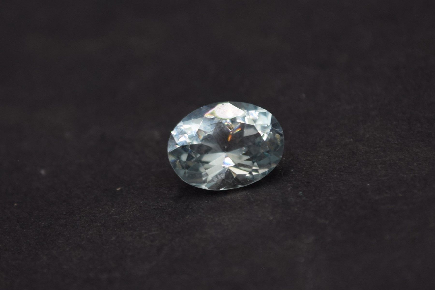 Null Aigue-marine ovale sur papier
Poids : 2.30 ct