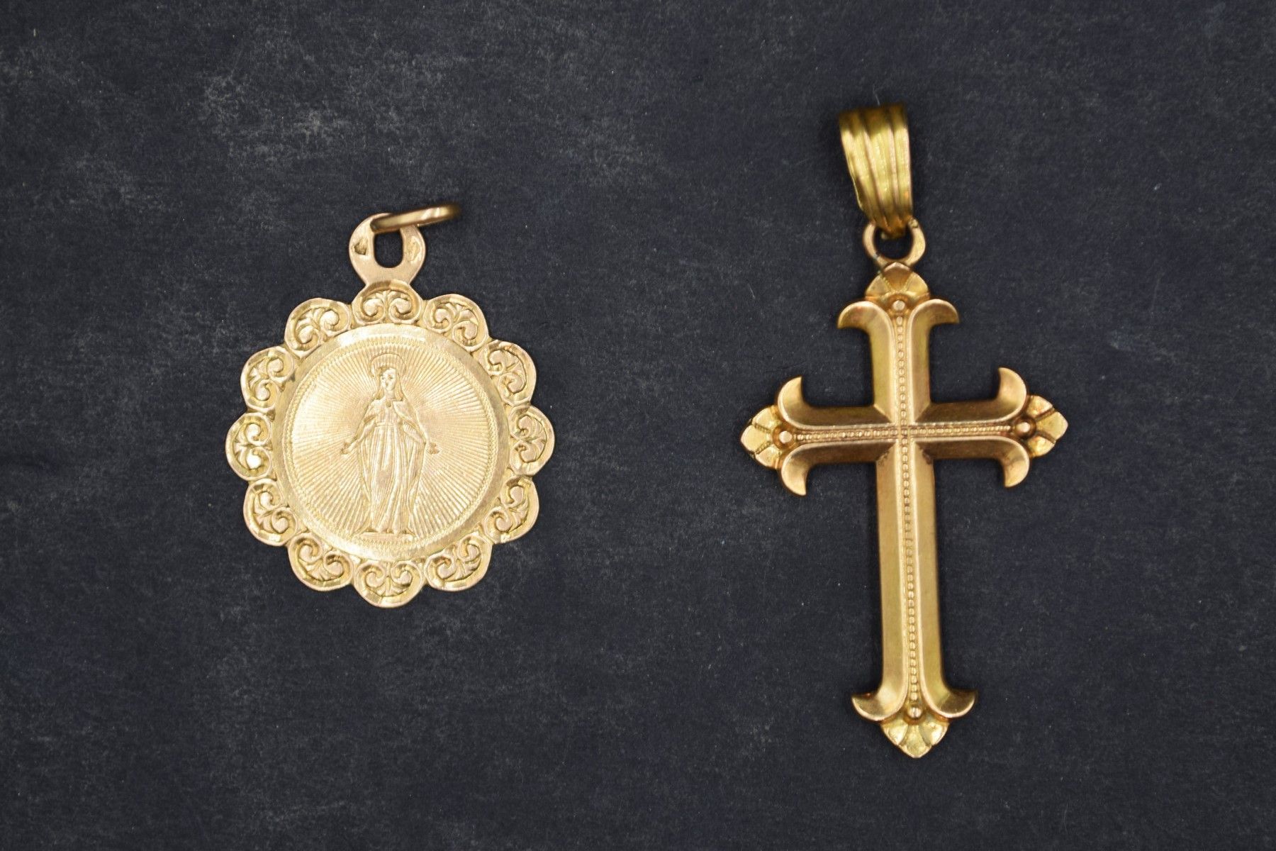 Null Ensemble de deux pendentifs religieux en or jaune 18K (750).
Poids : 2.40 g&hellip;