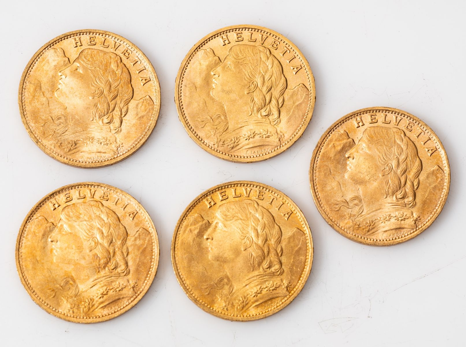 Null Cinque monete d'oro da 20 franchi Helvetia (5 x 1935). 

Peso: 32,2 g.