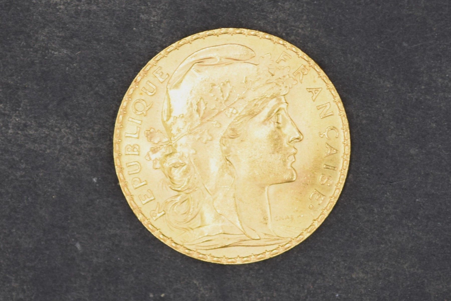 Null Une pièce en or de 20 francs Coq - 1910.

Poids : 6,45 g.