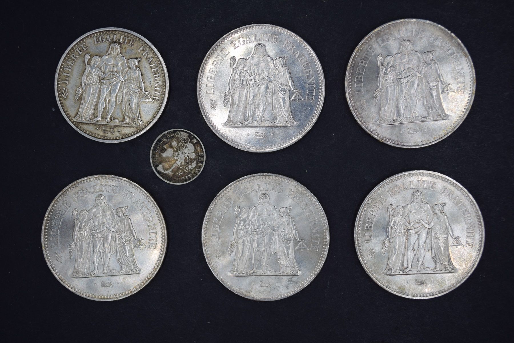 Null Réunion de sept pièces en argent :
- cinq pièces de 50 Francs Hercule (1976&hellip;