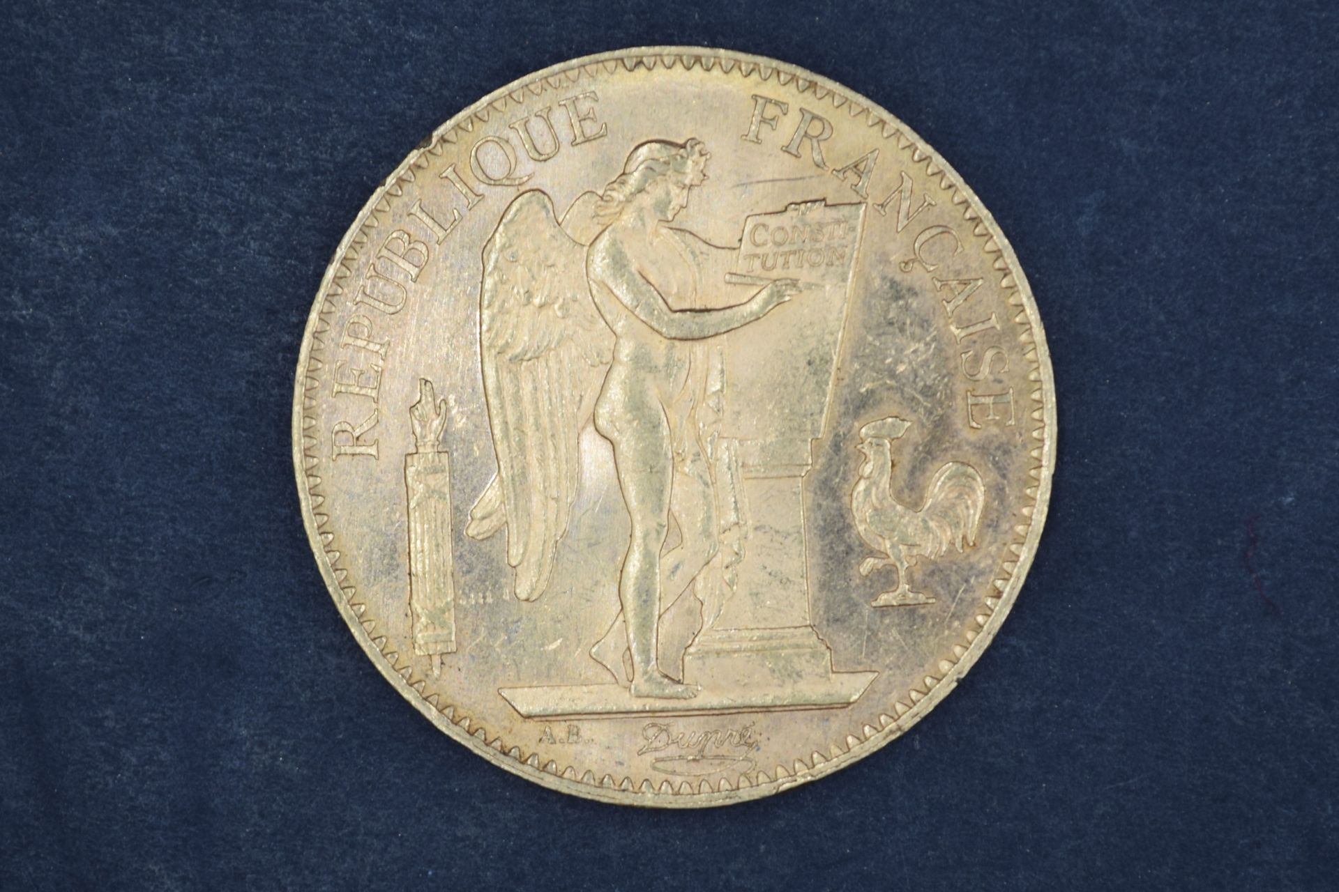 Null Une pièce en or de 100 Francs génie (1909, A). 

Poids : 32,25 g.