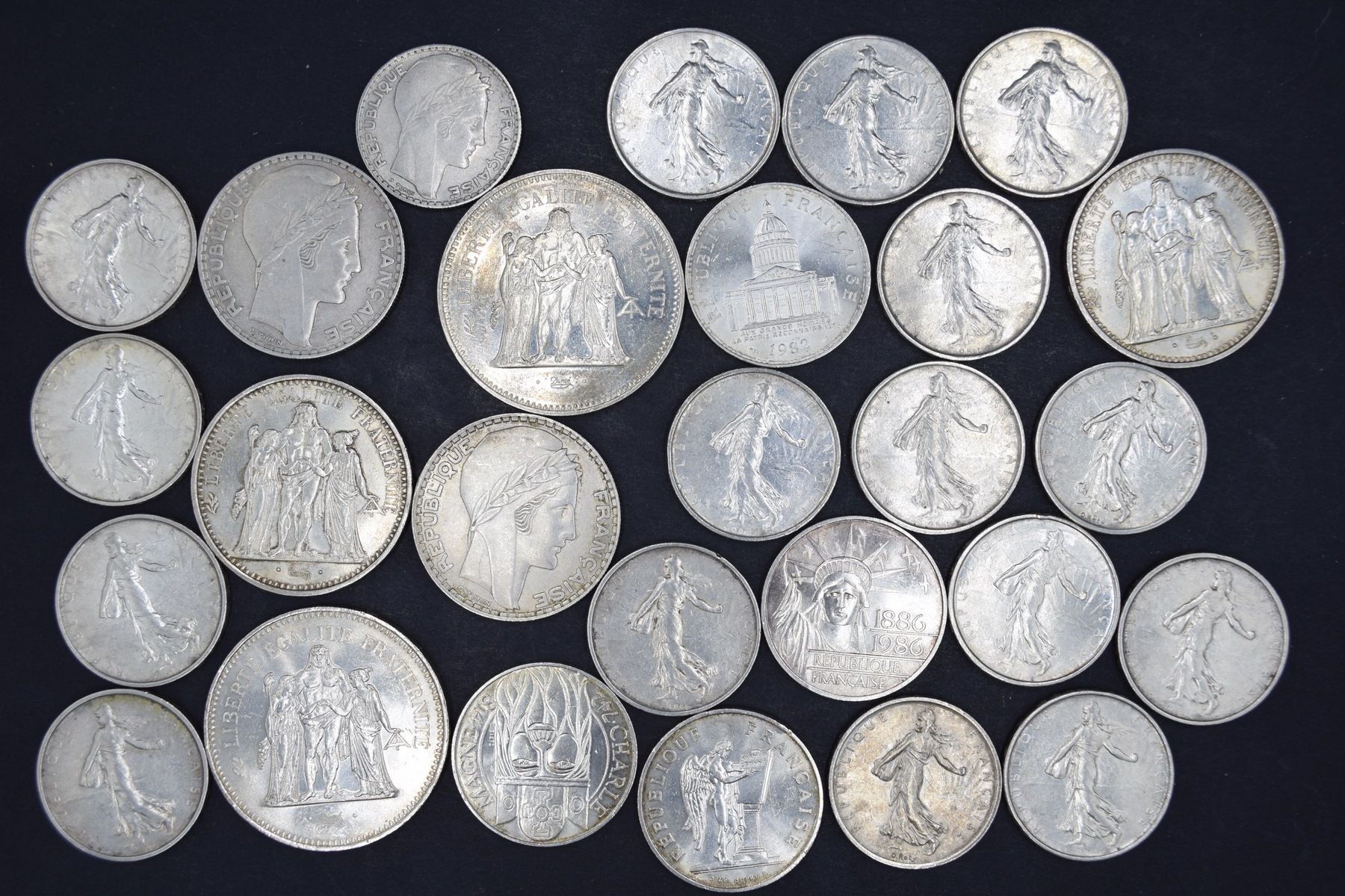 Null Una serie di monete d'argento francesi:
- 5 franchi Semeuse ( x 16)
- 10 fr&hellip;