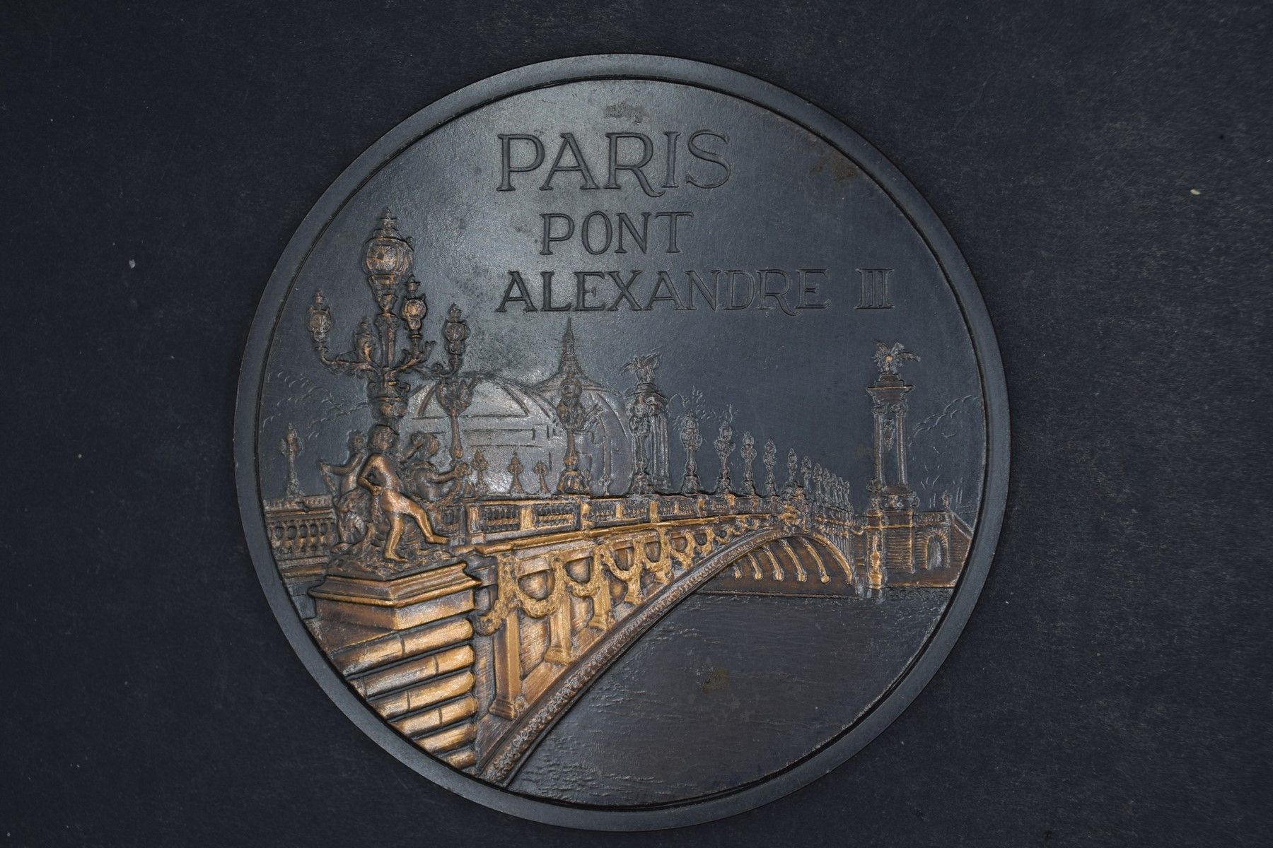 Null PARIS Pont Alexandre III, médaille de table en bronze à deux patines, d'ap.&hellip;