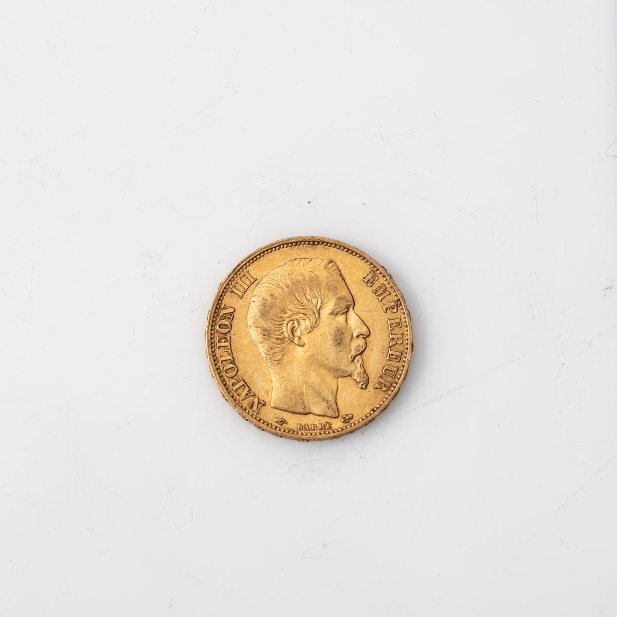 Null Une pièce en or de 20 Francs Napoléon III tête nue (1860, A).

Poids : 6,45&hellip;