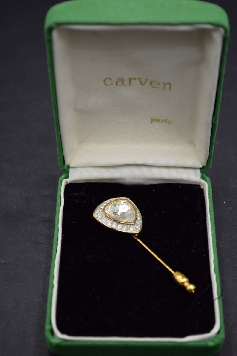 Null CARVEN
Circa 1980

Gilded metal and rhinestone scarf pin, signed with ref. &hellip;