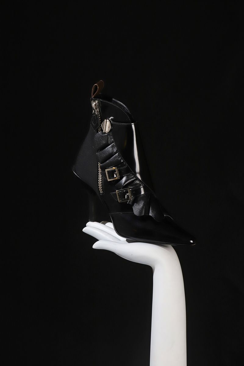 Null 路易威登 

一双高跟踝靴，采用玻璃釉、粒面和氯丁橡胶皮革制成，带有带扣链条细节和拉链。 
这双靴子似乎由两只相似但略有不同的原型鞋组成，一只 38 &hellip;