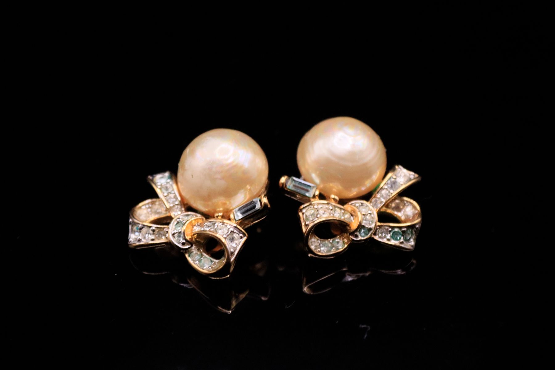Null NINA RICCI 

Paire de clips d'oreille en métal doré décorés d'une perle fan&hellip;