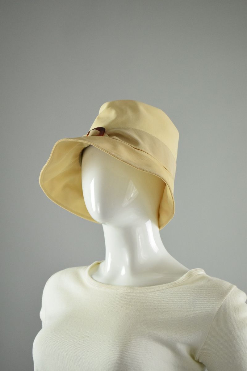 Null ANONYMOUS

Braided cloche hat decorated with a bakelyite buckle. 

Size: 58&hellip;