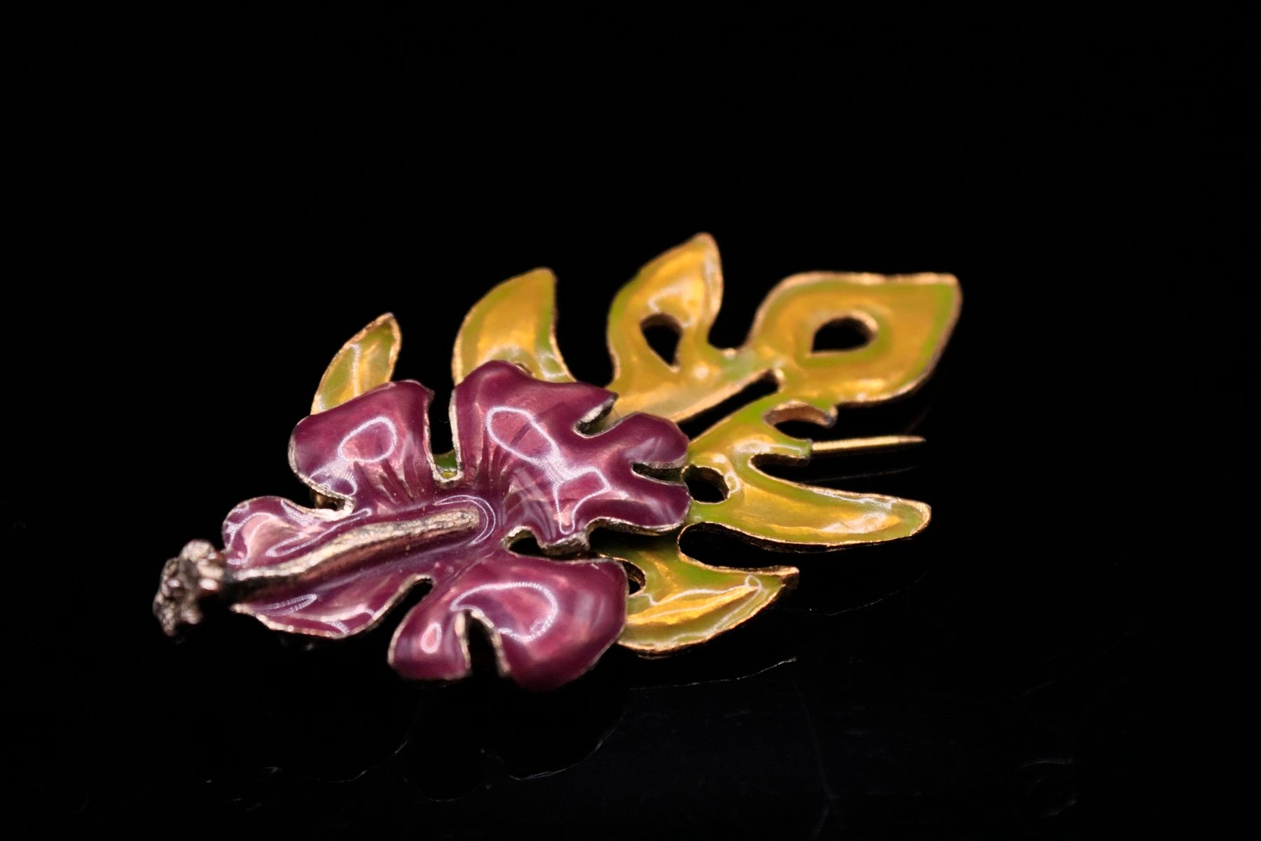 Null KENZO

Broche florale en métal doré à décor d'une fleur superposée sur une &hellip;