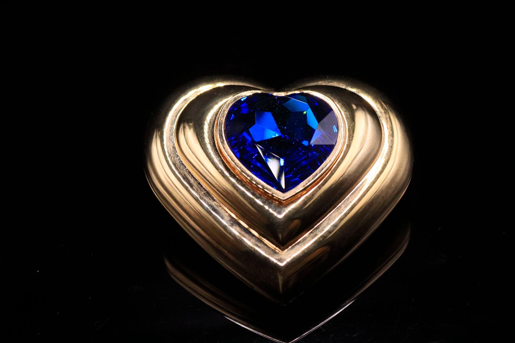 Null YVES SAINT LAURENT Parfums Corp. 

该品牌典型的心形镀金金属包袋，中心镶有一颗大仿真宝石。 

原样。 

尺寸：6&hellip;