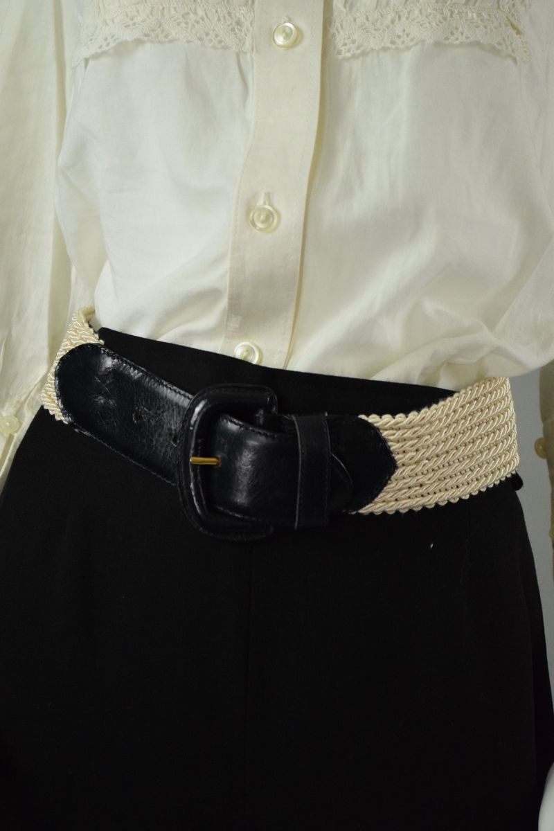 Null 范伦铁诺

象牙色扭丝宽腰带，两端饰以黑色皮革。

尺寸：S