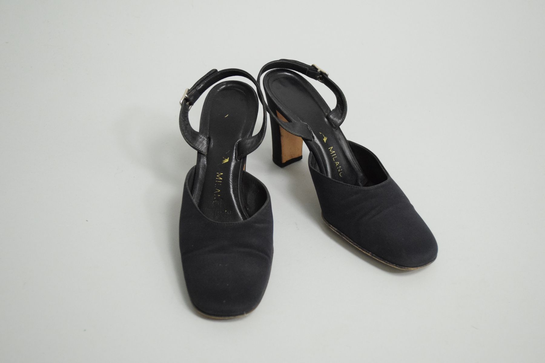 Null 米兰 PRADA

一双黑色缎面圆角方头吊带高跟鞋，鞋跟带子上有银色小搭扣。 

鞋跟：8.5 厘米 
尺寸：38.5 厘米