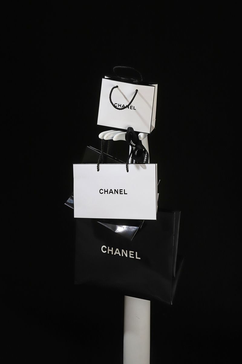 Null CHANEL

Set of four boutique bags in various sizes. 

As is.