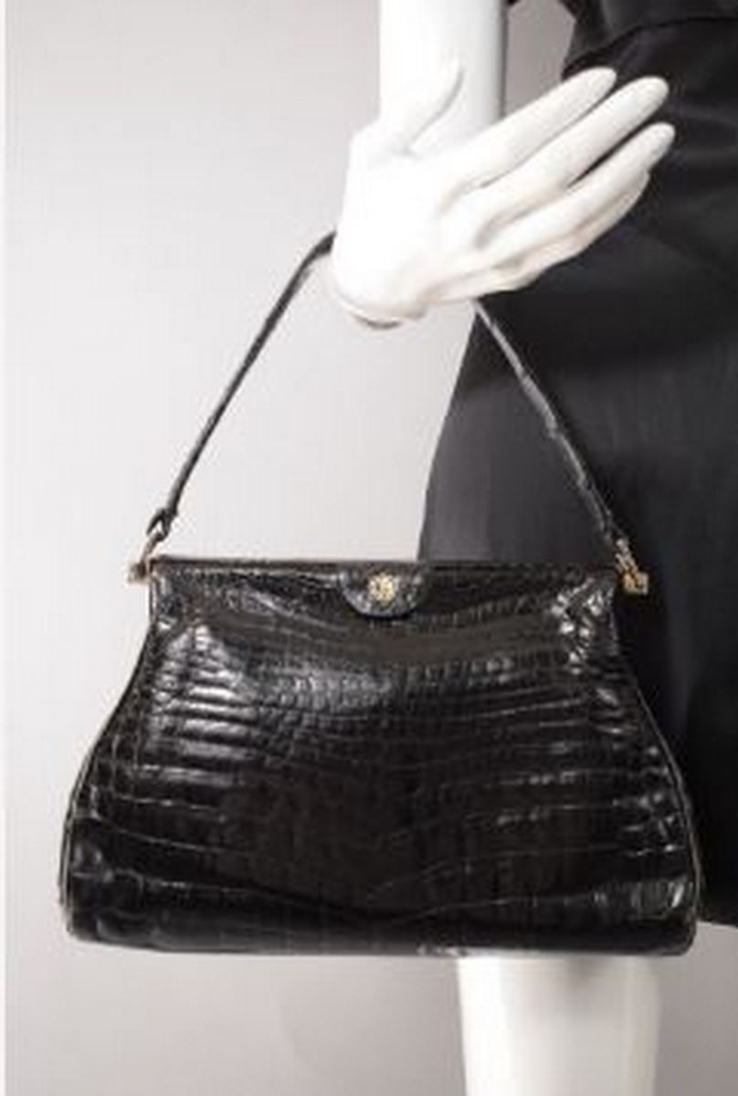 Null ANONYM 
Circa 1950

Handtasche aus schwarzem Krokodilleder, Münzhalter mit &hellip;