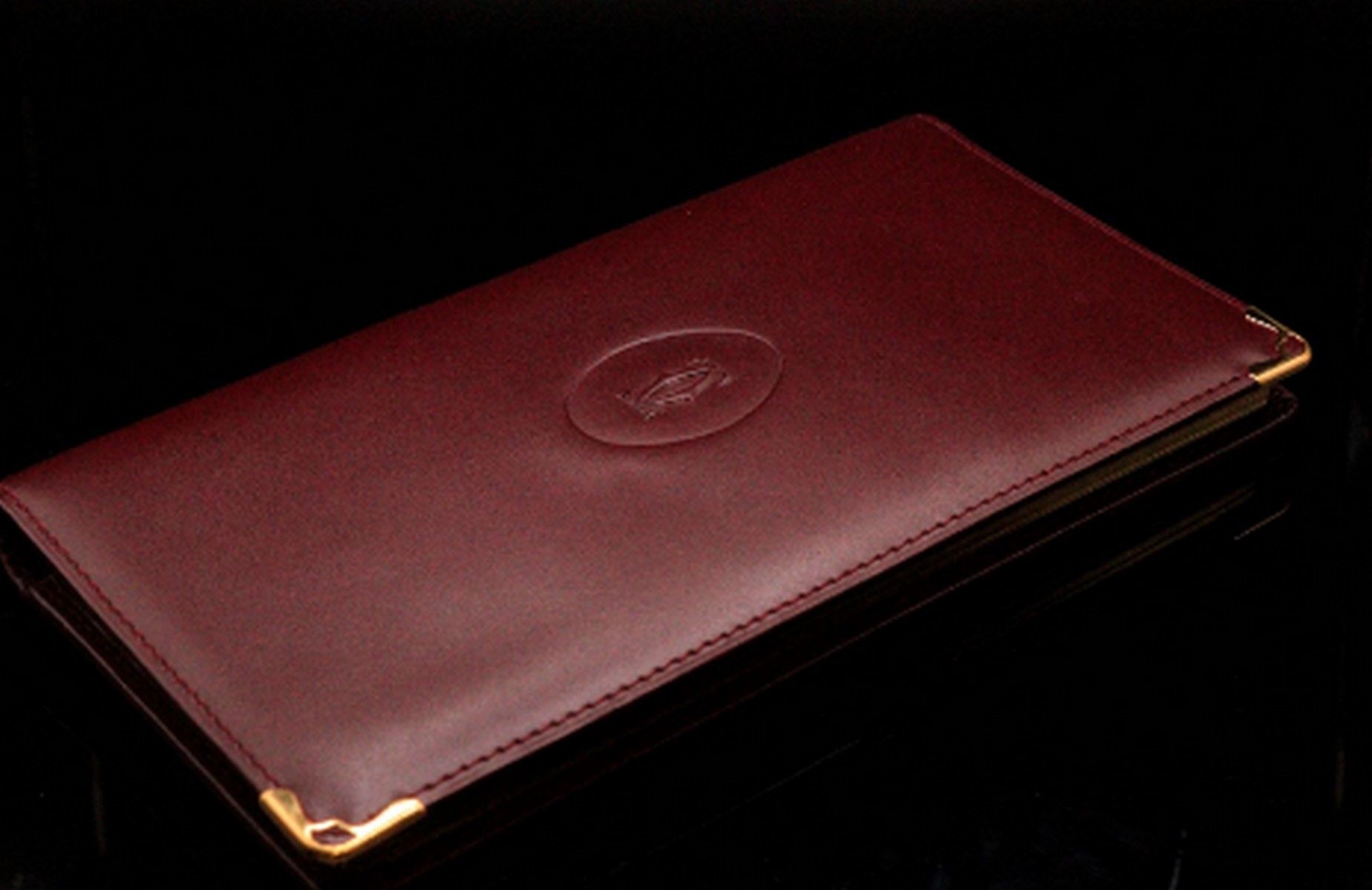 Null 卡地亚 

酒红色皮革和金色珠宝日记本夹。 
内含一本空白的 1998 年日记本和一本地址簿。 

高度：17.5 厘米