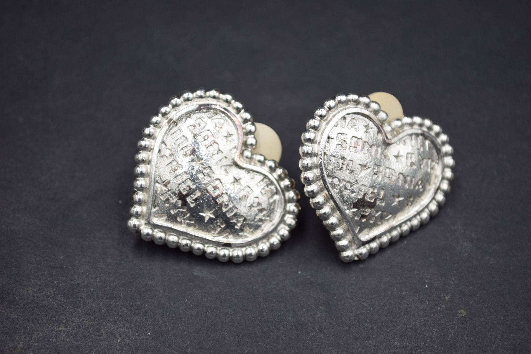 Null SONIA RYKIEL
Circa 1990

Pair of heart-shaped metal ear clips engraved with&hellip;