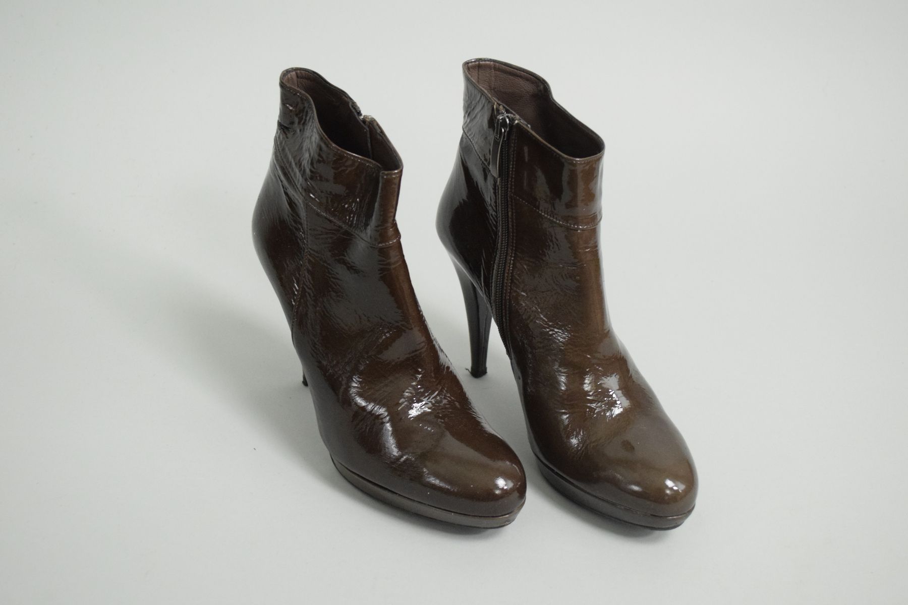 Null ALBANO

Pair of high-heeled ankle boots in chocolate patent leather. 

Size&hellip;