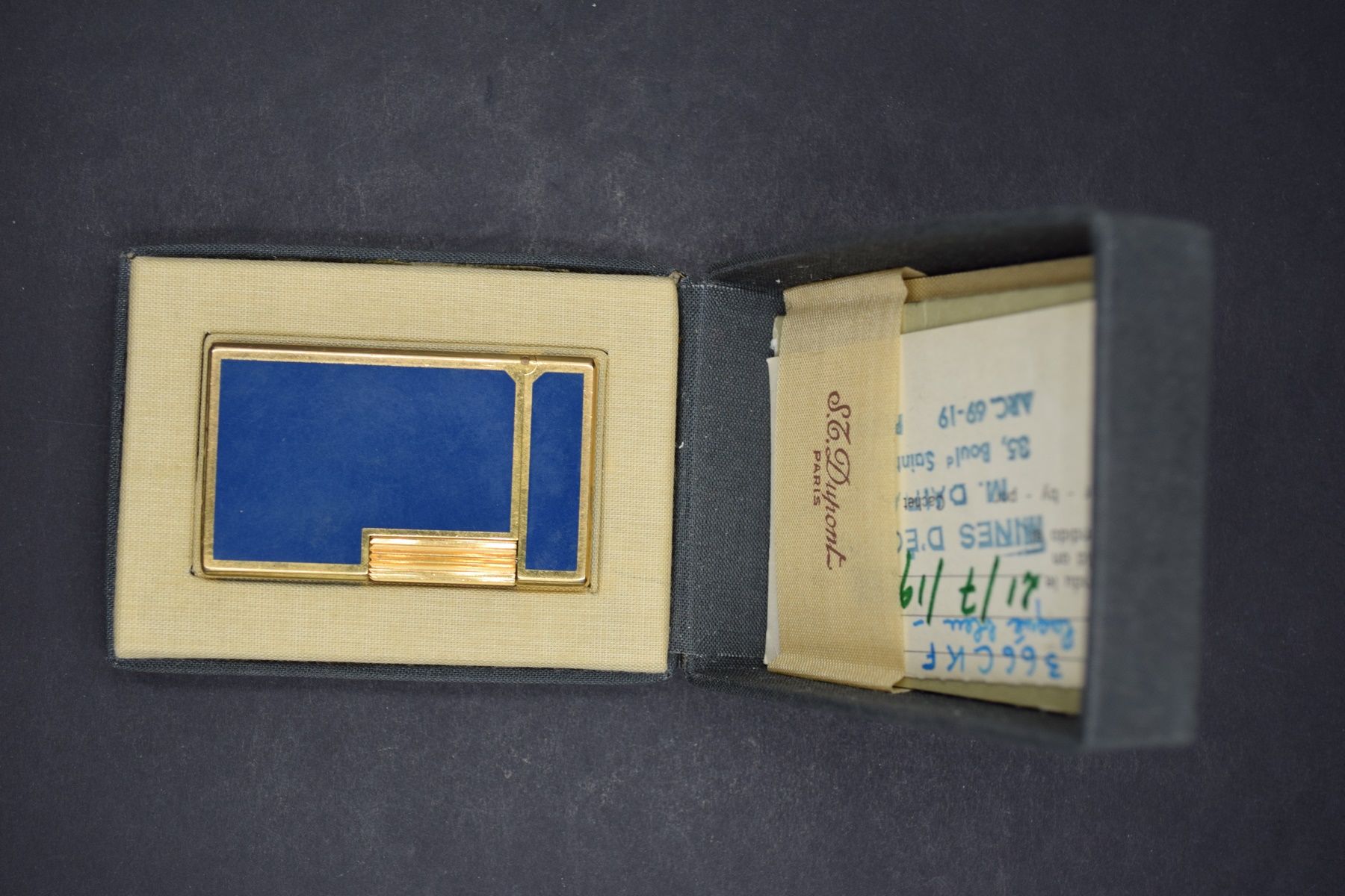 Null S.T. DUPONT
1972

Briquet en métal doré et laque de Chine bleu canard. 
Dia&hellip;