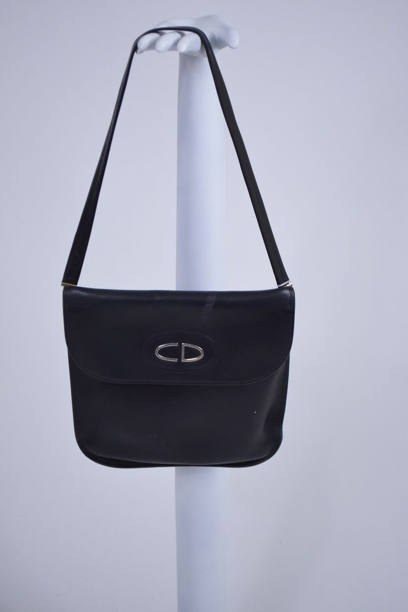 Null 克里斯汀-迪奥
约 1970 年

印有品牌首字母缩写的黑色皮革斜挎包；镀银饰品。
材料上有轻微的粘性沉淀物。 

尺寸：28 x 27 x 1 厘米