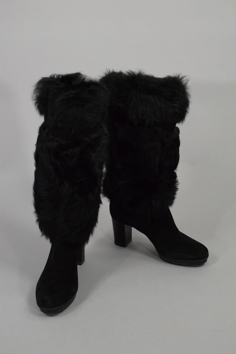 Null GIANVITO ROSSI 

Pair of black fur heeled boots, strapped on the calf. 
Goo&hellip;