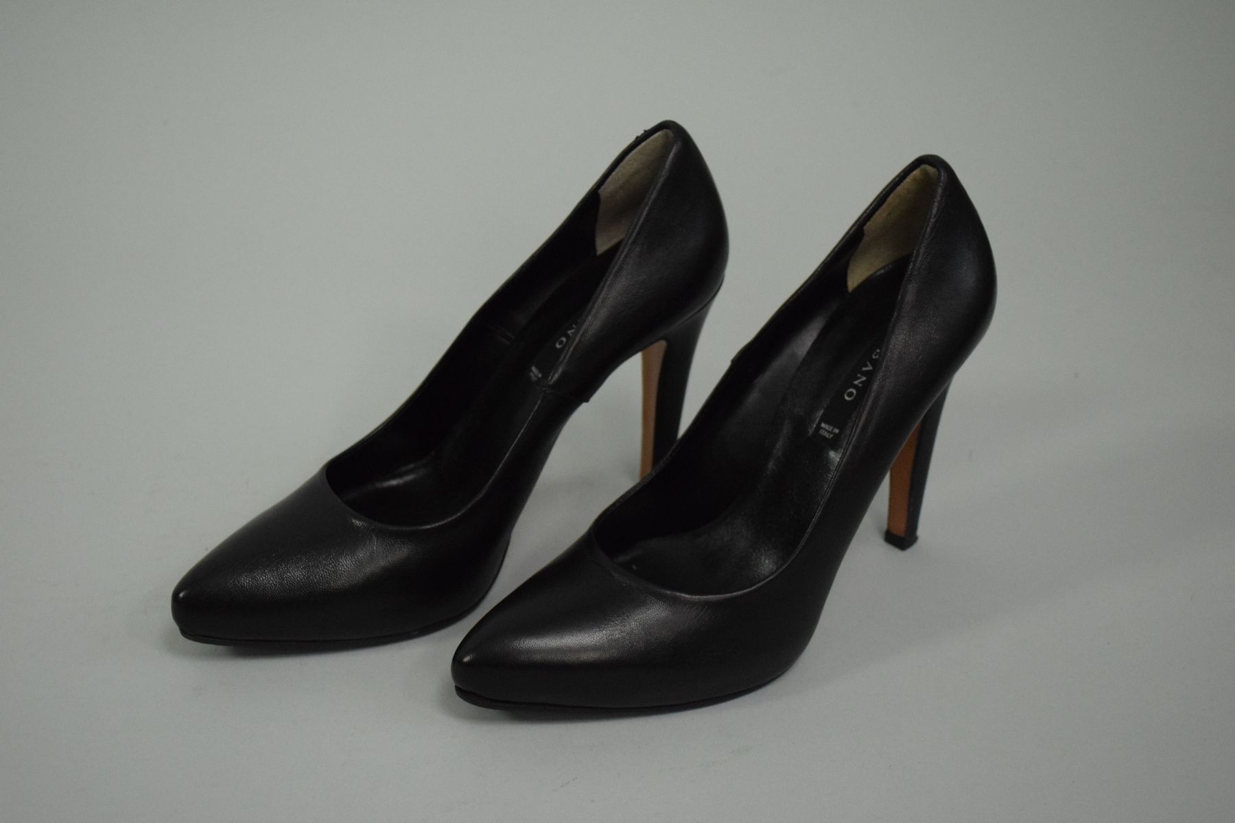 Null ALBANO

Black leather pumps. 
Good condition. 

Size : 39
Heel height : 12 &hellip;