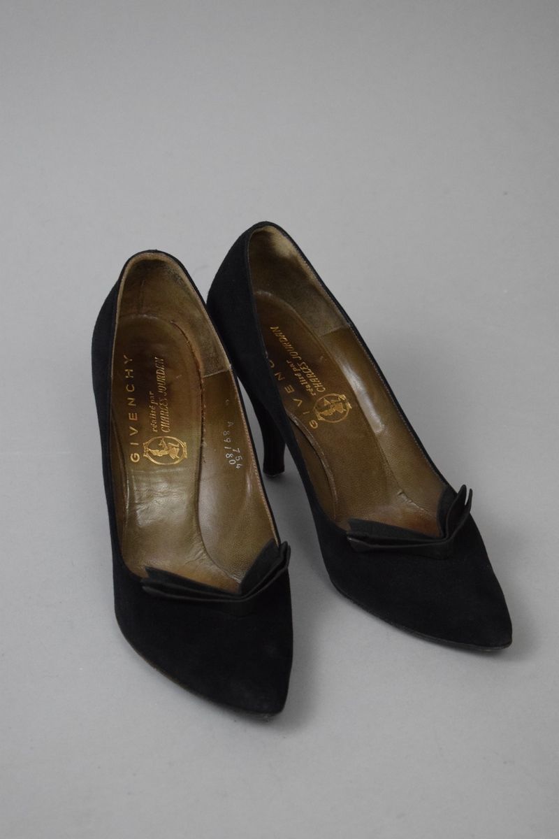 Null GIVENCHY by CHARLES JOURDAN
Circa 1958/60

Rare pair of black suede and ott&hellip;
