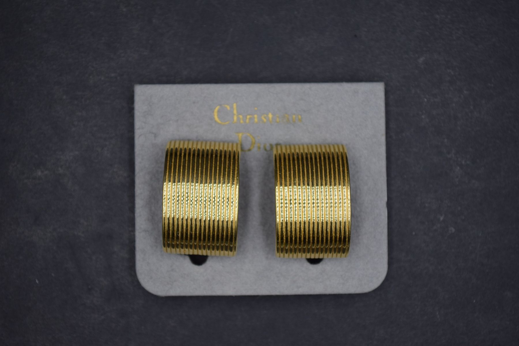Null CHRISTIAN DIOR
Circa 1990

Pair of gilded metal earrings with clip clasp. S&hellip;