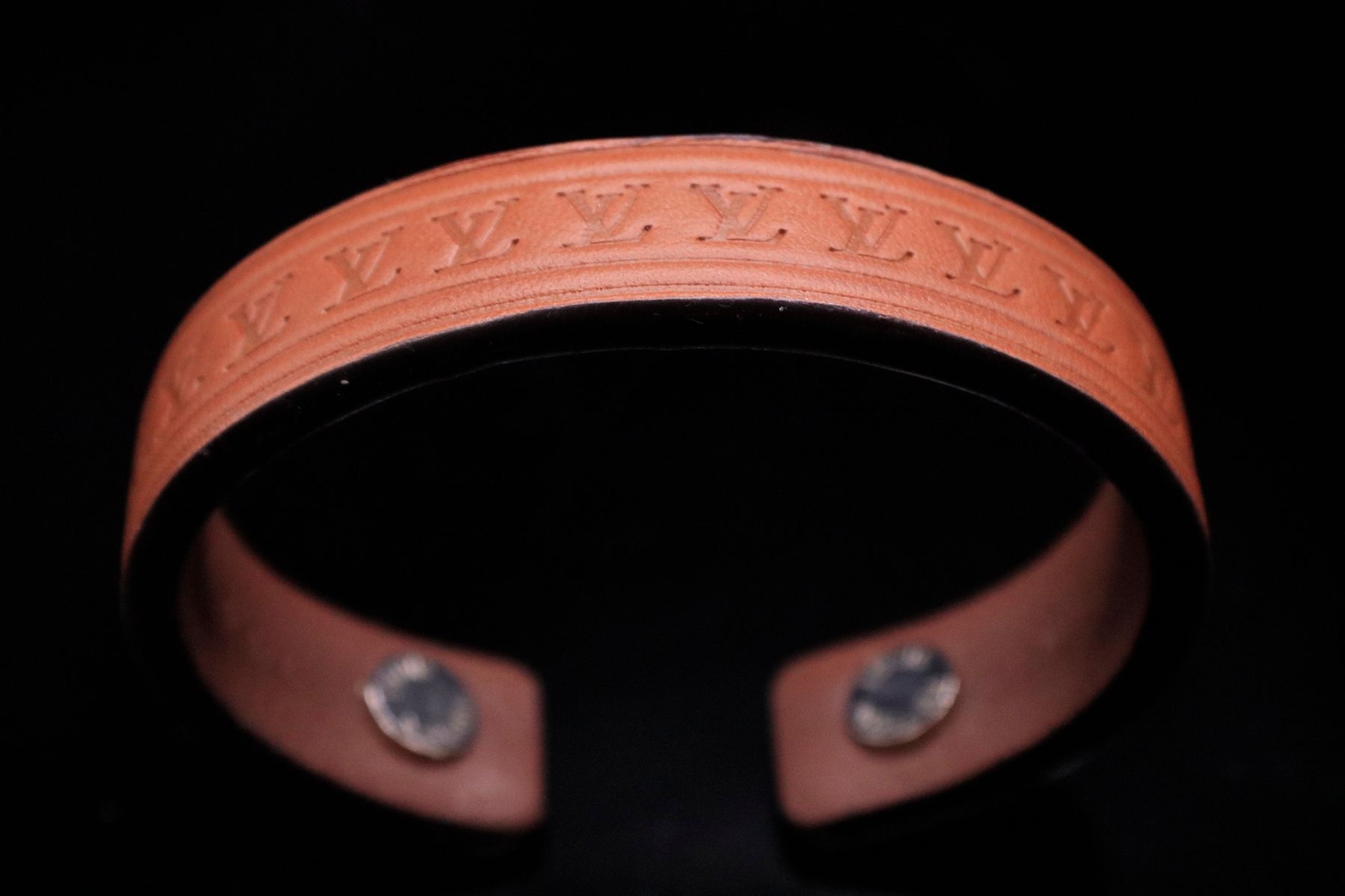 Null LOUIS VUITTON 

Bracelet bangle en cuir reprenant les codes bordures des va&hellip;