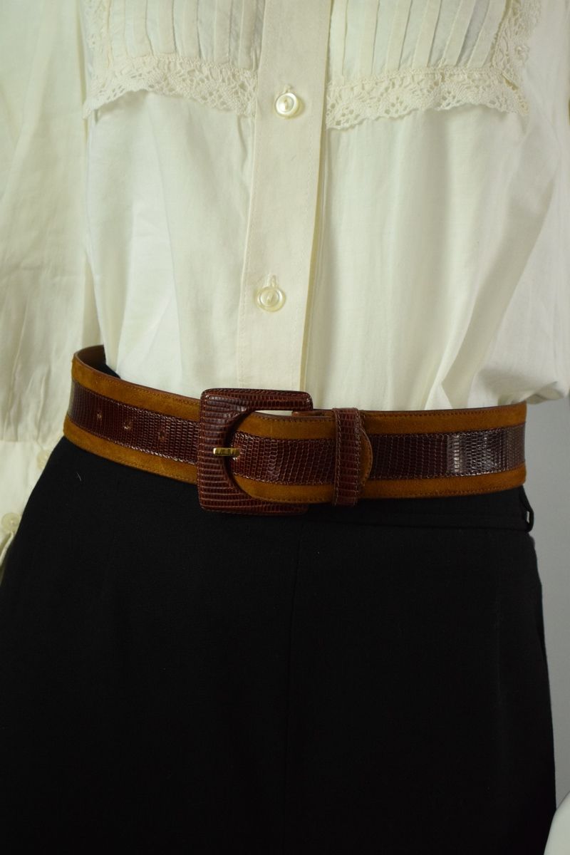 Null ANONYMOUS

Important belt in fawn suede leather with cognac lizard detail. &hellip;